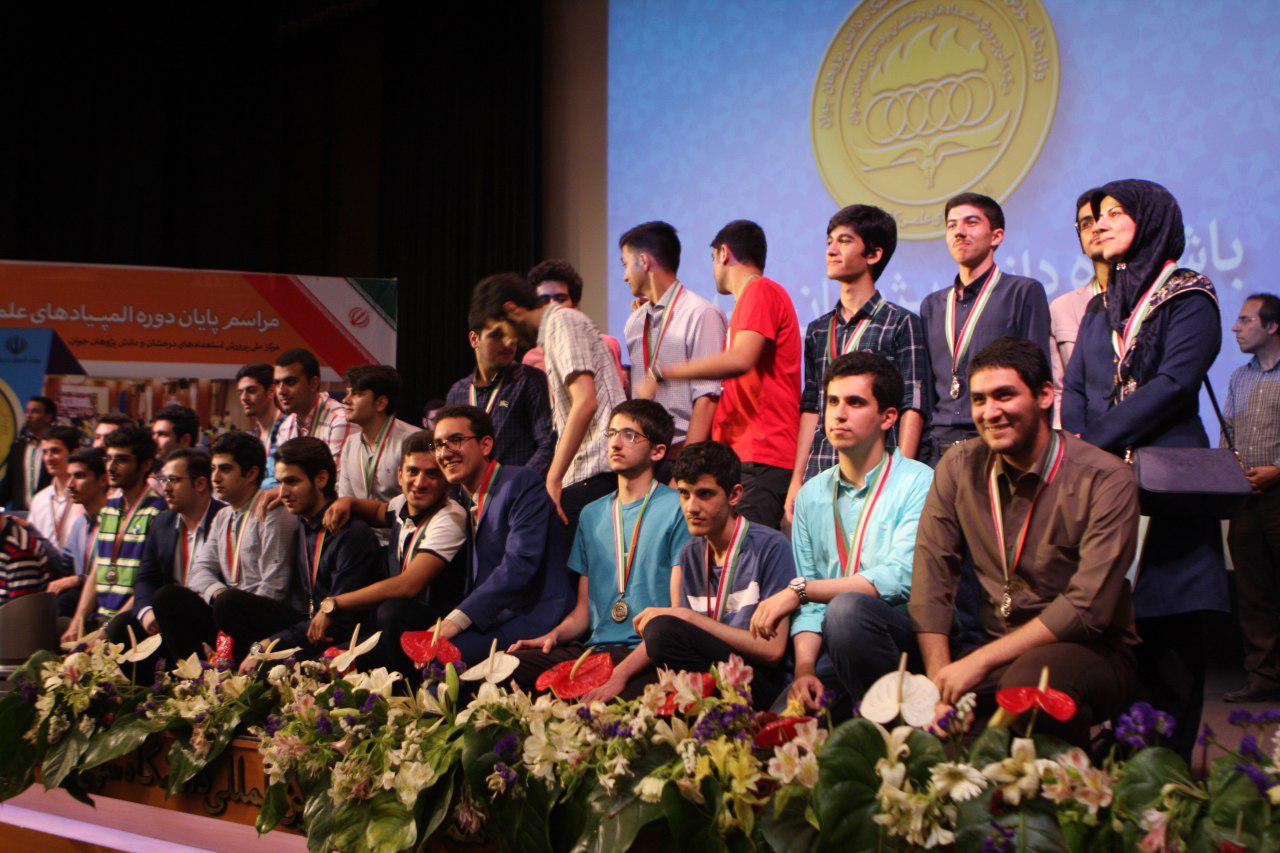 مراسم اهدای مدال دانش‌آموزانی که در سال تحصیلی ۹۶-۱۳۹۵موفق به اخد مدال شدند برگزار شد