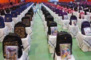 اهدا ۱۳ هزار بسته لوازم‌التحریر به دانش‌آموزان خراسان شمالی